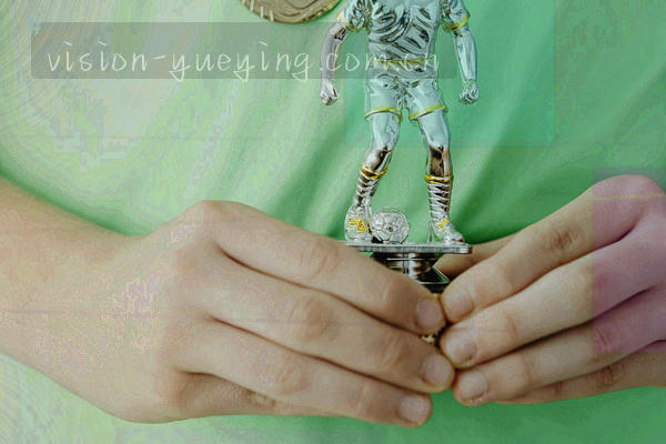 网格背景与体育场剪影交错，体现联赛数据的秩序感